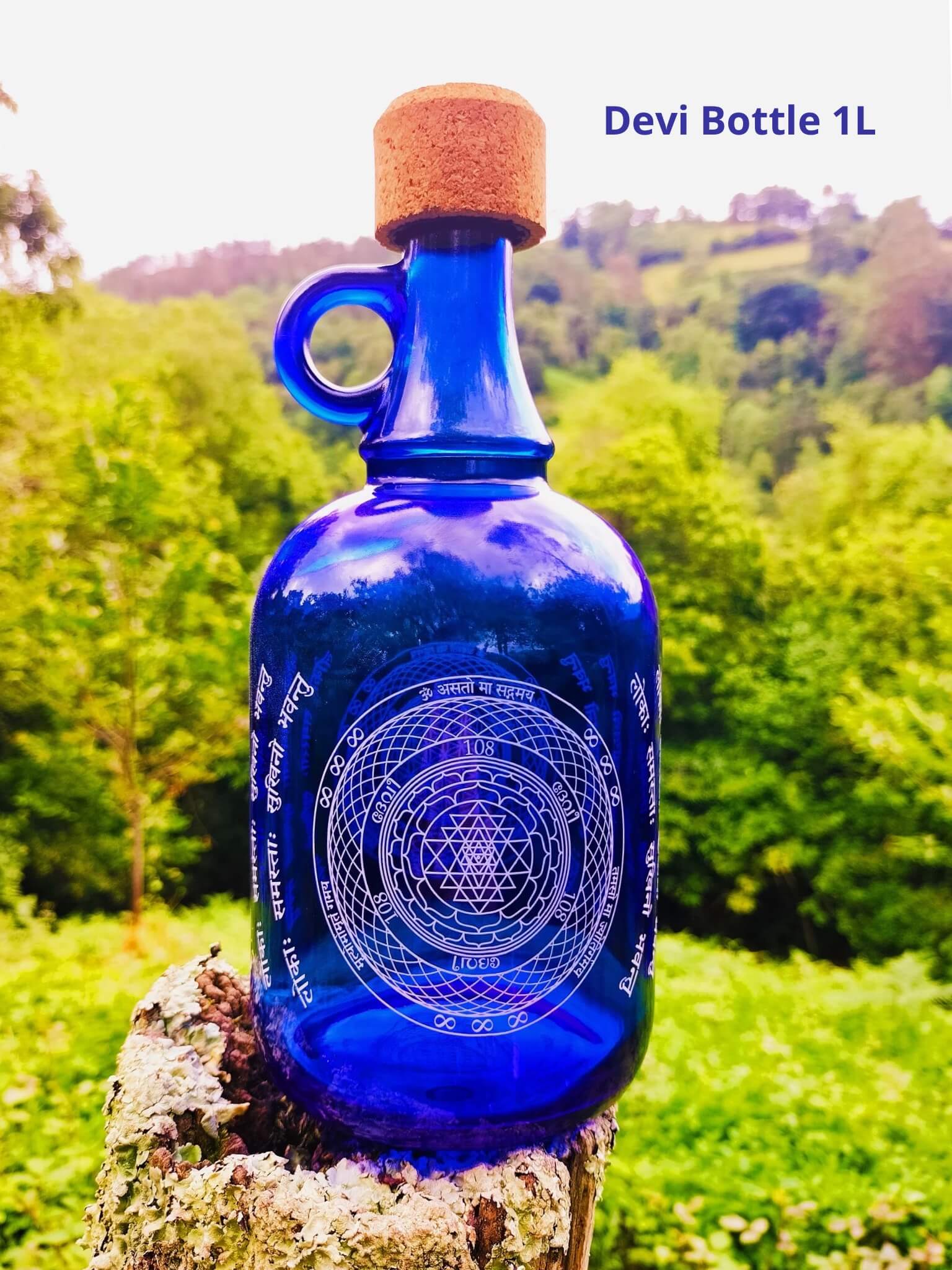 Devi Water, Blauglas Wasserflasche, 1L